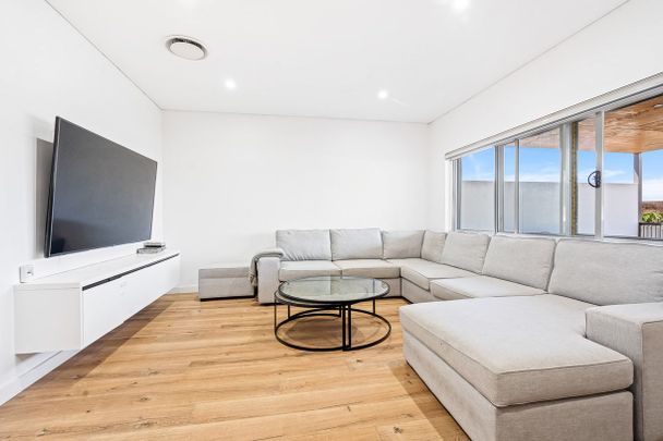 Modern & Spacious, A Home Ready For Easy Living - Photo 1