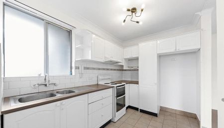 TWO BEDROOM APARTMENT CLOSE TO ALL AMENITIES OF LIVERPOOL! - Photo 2