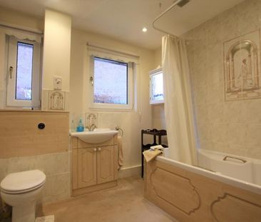 Claydon Road, Woking - 3 bedrooms Property for lettings - Seymours - Photo 2