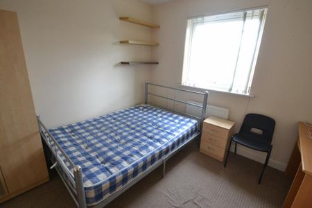 4 bedroom semi-detached house to rent - Photo 4