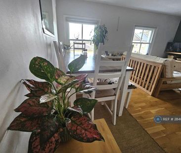 1 bedroom in a flat share to rent - Photo 3