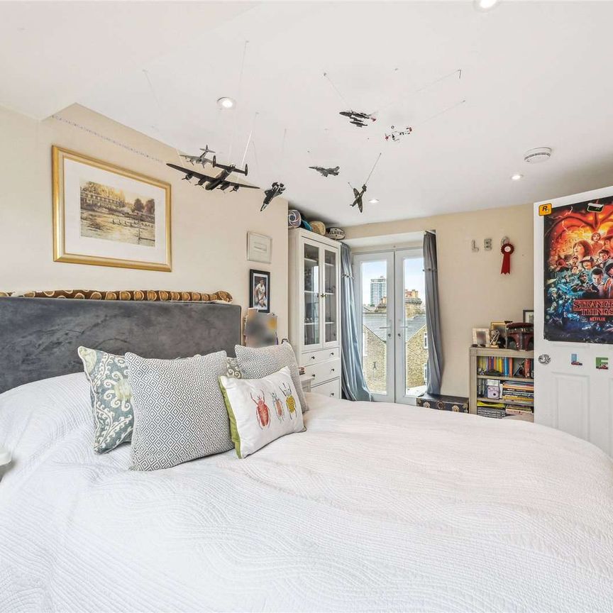 A charming five bedroom family home close to Battersea Park. - Photo 1