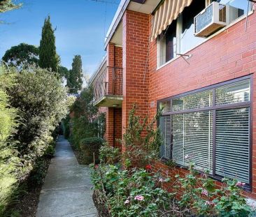 Bright and Spacious Apartment in a Prime Location - Photo 2