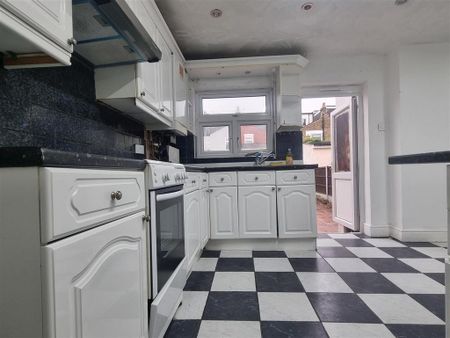 3 bedroom end of terrace house to rent - Photo 2