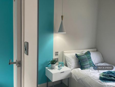 1 bedroom in a house share to rent - Photo 2