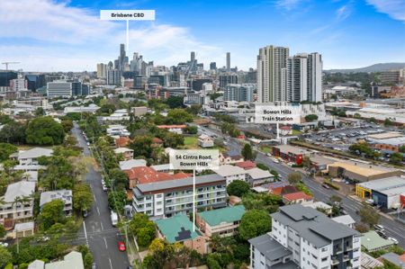 Spacious Two Bedroom Apartment with Balcony in Prime Location - Photo 2