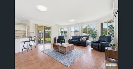 Spacious 4 - Bedroom Family Home in Quiet Heritage Park Location - Photo 3