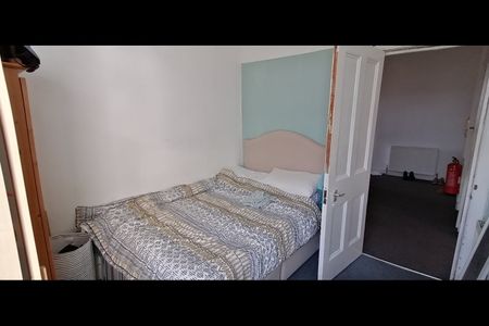 5 Bed Flat, East Preston Street, EH8 - Photo 4