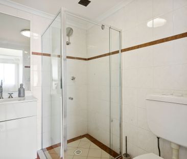 Modern Two-Bedroom Apartment with Large Balcony - Photo 6