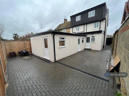1 bedroom in a house share to rent - Photo 2