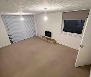 Spacious 3-Bedroom Flat to Let in Aylesbury - Photo 2