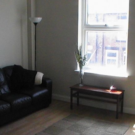 Superb 4 bed property AVAILABLE IMMEDIATELY in Hyde park, Leeds. - Photo 1