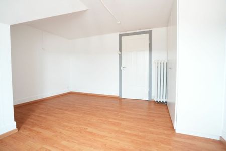 Charmante 3.5-Zimmer-Dachwohnung mit grossem Stauraum und viel Platz! - Photo 3