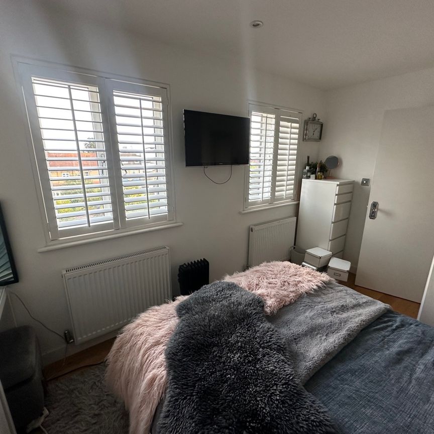 Room in a Shared House, Highwood Gardens, IG5 - Photo 1