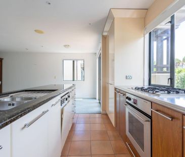 Spacious family home with great view - Photo 1