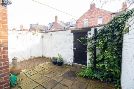 3 Bedroom House - Terraced - Photo 3