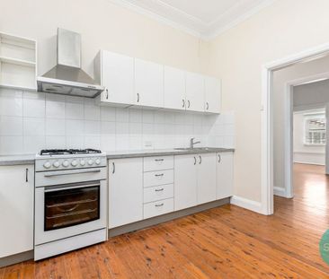 CHARMING COTTAGE IN CENTRAL CHATSWOOD - Photo 2