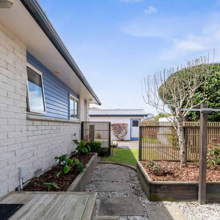 Central Three Bedroom Home - Photo 1