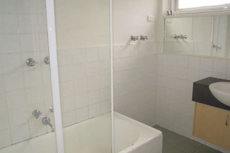 Convenient First Floor Two Bedroom Apartment - Photo 5
