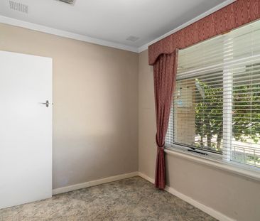 326 Robinson Avenue, CLOVERDALE WA 6105 - Photo 6