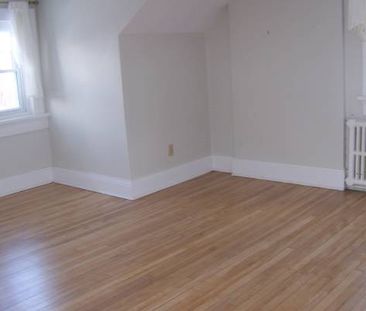 BRIGHT SPACIOUS ONE BEDROOM - Photo 3