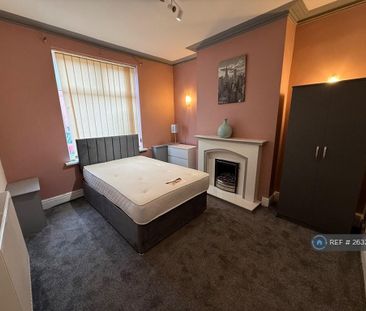 1 bedroom in a house share to rent - Photo 2