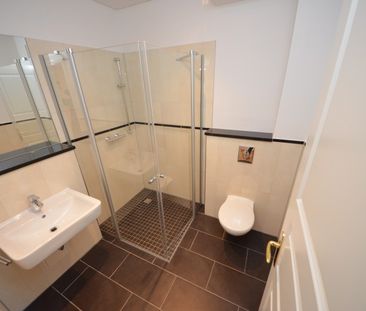 Hochwertig sanierte Maisonette-Altbauwohnung mit Balkon ! - Photo 2