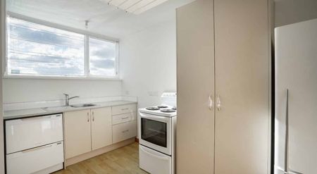 Three bedroom low-maintenance home - Photo 2