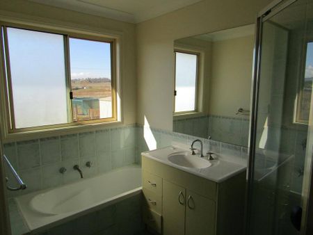 FOUR BEDROOM FAMILY HOME. - Photo 4