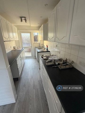 3 bedroom terraced house to rent - Photo 3