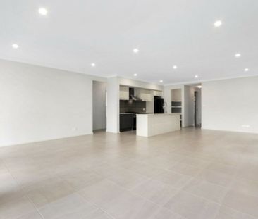 Gorgeous 4 Bedroom Home in Great Location! - Photo 3