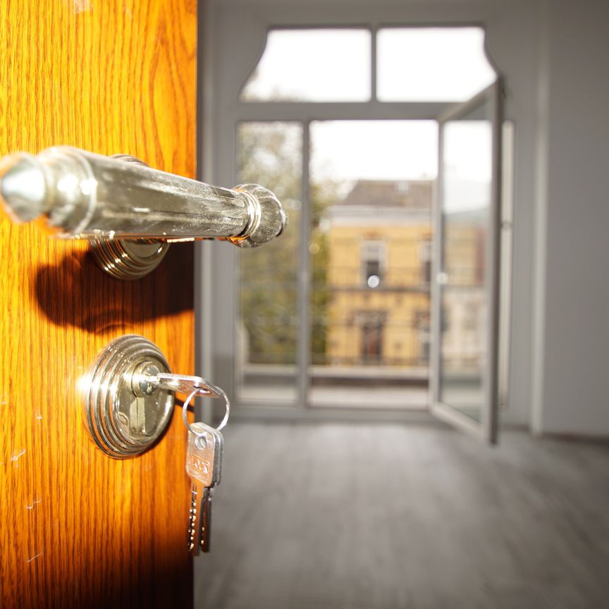 Tolle Aussichten! Frisch sanierte 5-Raumwohnung mit Balkon sucht genau Sie - Foto 1