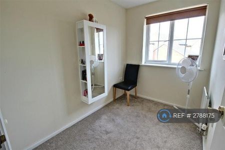 3 bedroom end of terrace house to rent - Photo 2