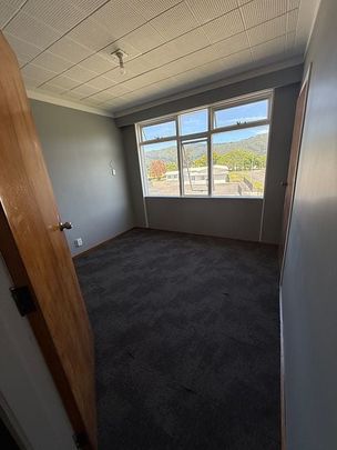 3-Bdrm Apartment in Epuni – Close to everything! - Photo 1