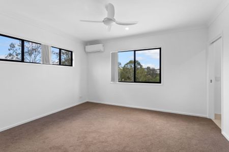 Modern 3-Bedroom Home in the Prestigious River Cove Estate - Murrumba Downs - Photo 4