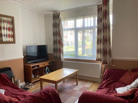 3 Bed Semi-Detached House, Kelso Gardens, LS2 - Photo 2