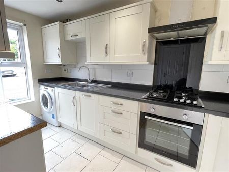 3 bedroom end of terrace house to rent - Photo 2