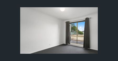 Neat 3 bedroom in quiet area, Easy access to highway - Photo 2