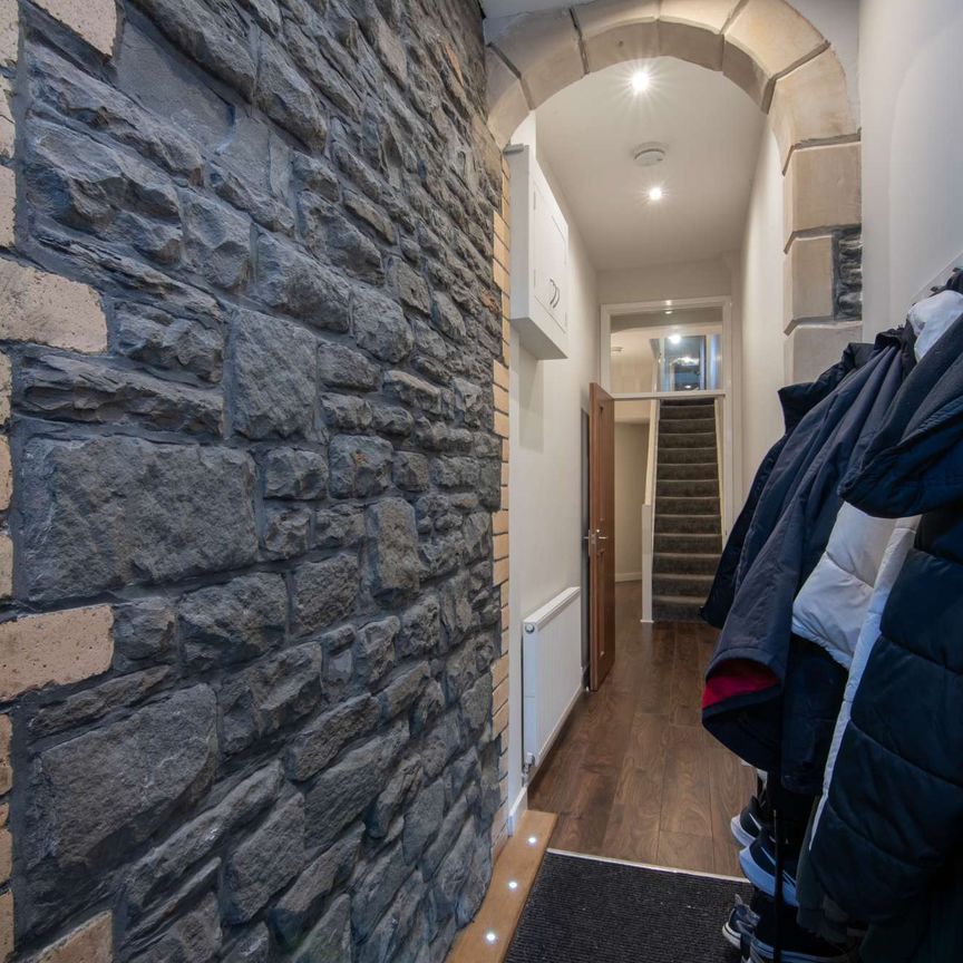 Our largest top-of-the-range house - spacious, stylish, and in the very best of locations. - Photo 1