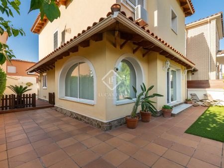 4 bedroom luxury Villa for rent in Castelldefels, Spain - Photo 4