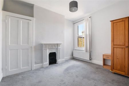 3 bedroom flat to rent - Photo 4