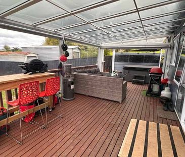 Large family home with Pool & Spa! - Photo 3