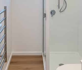 ** RICHMOND - 2 BEDROOM UNIT RENOVATED ** - Photo 4