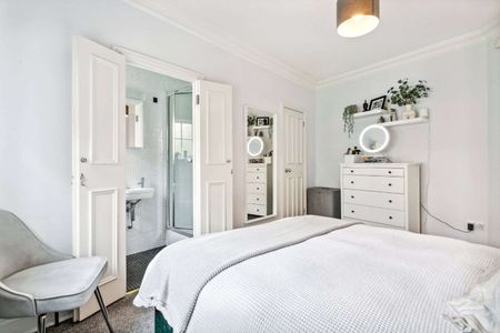 An incredibly bright and spacious three bedroom apartment with impressive living and entertaining space. - Photo 5