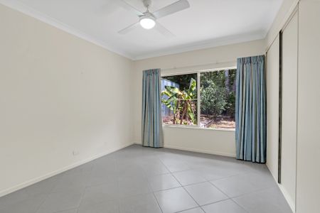 SPACIOUS ENTERTAINER, BIG BLOCK WITH LUSH GARDENS AND NO REAR NEIGHBOURS! - Photo 3