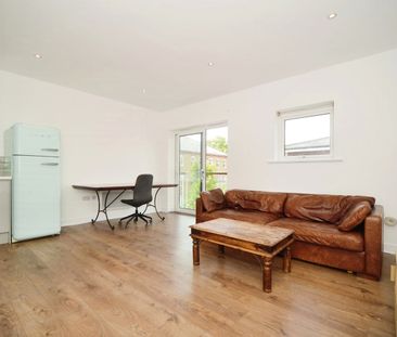 2 Bed Flat, Highfield Close, SE13 - Photo 2