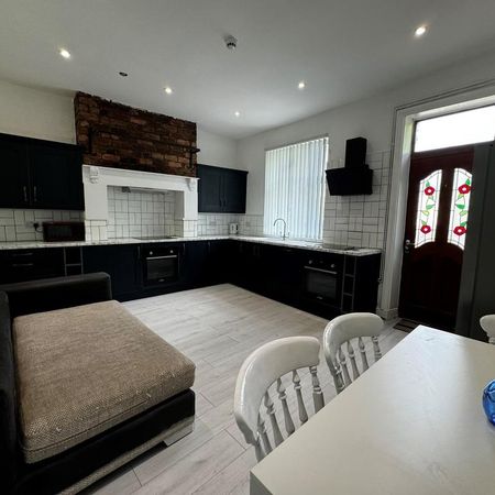 1 bedroom in a house share to rent - Photo 3