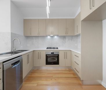 Spacious 3 Bed Townhouse with Courtyard and Secure Parking - Photo 4