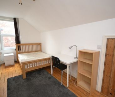 References Pending - 6 bed Detached House - Photo 6