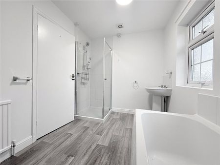 4 bedroom detached house to rent - Photo 2